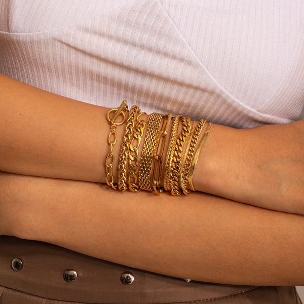 Lena – Pulsera delicada con una silueta sencilla.