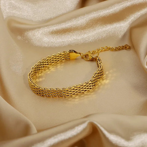 Lena – Pulsera delicada con una silueta sencilla.