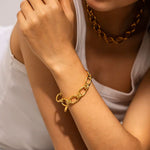 Johana – Pulsera dorada delicada con detalles de charm.