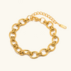 Johana – Pulsera dorada delicada con detalles de charm.