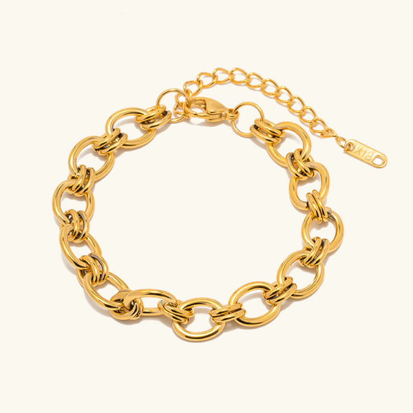 Johana – Pulsera dorada delicada con detalles de charm.