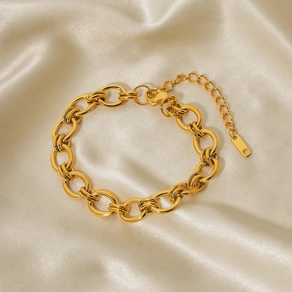 Johana – Pulsera dorada delicada con detalles de charm.