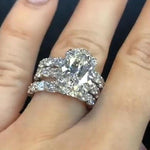 Greta – Anillo de diamante plateado con ornamento.