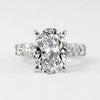 Greta – Anillo de diamante plateado con ornamento.