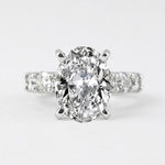 Greta – Anillo de diamante plateado con ornamento.