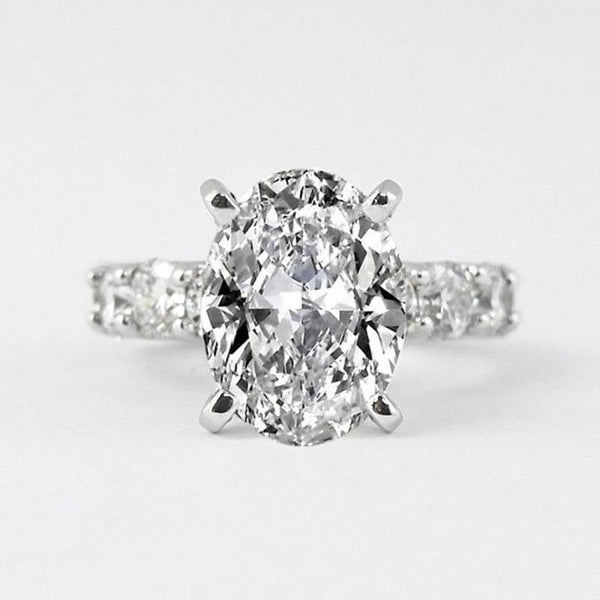 Greta – Anillo de diamante plateado con ornamento.