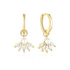 Clarissa – Pendientes de oro con forma cuadrada delicada.