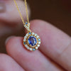 Larisa – Anillo con marco dorado y zafiro.