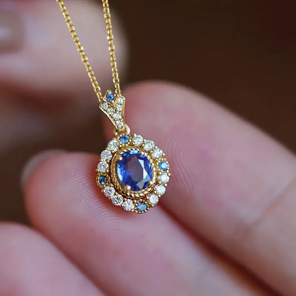 Larisa – Anillo con marco dorado y zafiro.