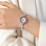 Elina – Reloj dorado con pulsera de inspiración floral.