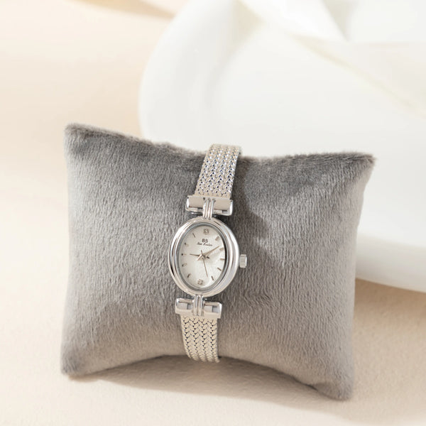 Selina – Reloj dorado con diseño ovalado.