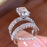 Kateřina – Anillo de diamante con un destacado corte baguette.