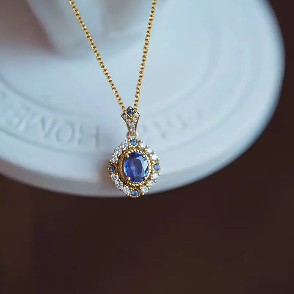Larisa – Anillo con marco dorado y zafiro.