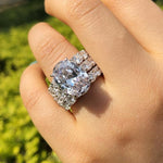 Greta – Anillo de diamante plateado con ornamento.