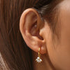Clarissa – Pendientes de oro con forma cuadrada delicada.