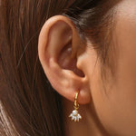 Clarissa – Pendientes de oro con forma cuadrada delicada.