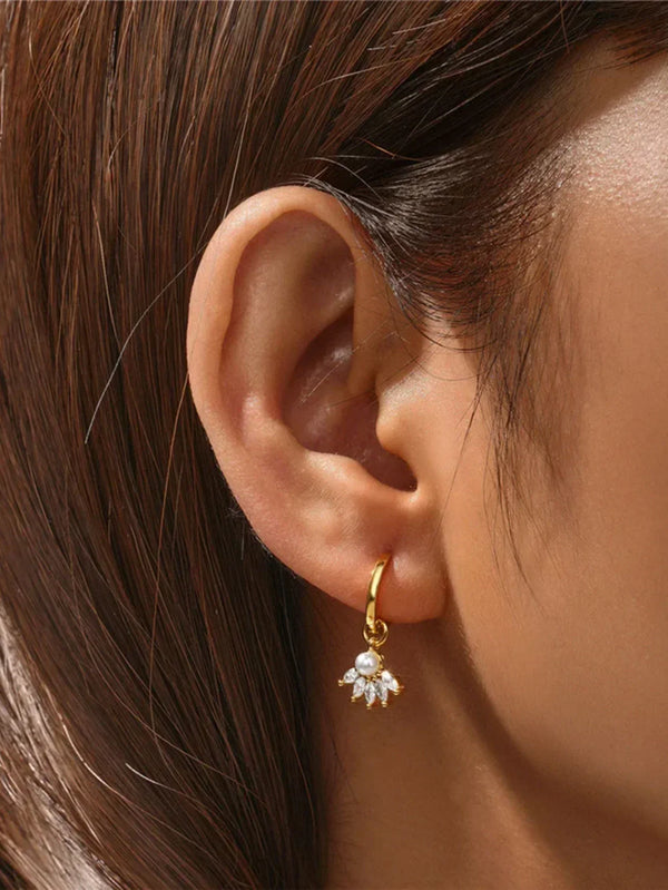 Clarissa – Pendientes de oro con forma cuadrada delicada.
