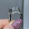 Viktorie – Anillo brillante con acentos laterales.