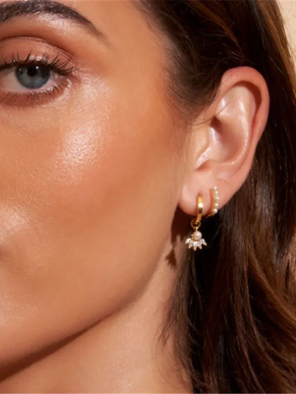 Clarissa – Pendientes de oro con forma cuadrada delicada.
