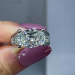 Viktorie – Anillo brillante con acentos laterales.