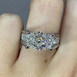 Viktorie – Anillo brillante con acentos laterales.