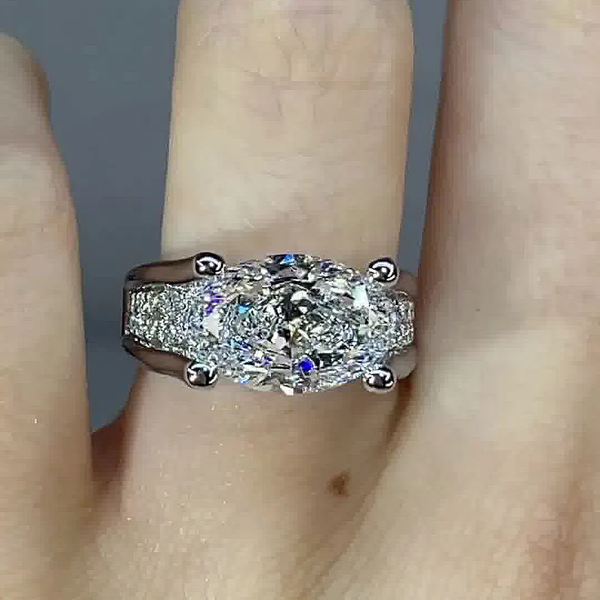 Viktorie – Anillo brillante con acentos laterales.