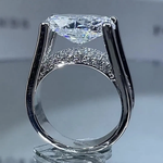 Viktorie – Anillo brillante con acentos laterales.