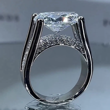 Viktorie – Anillo brillante con acentos laterales.