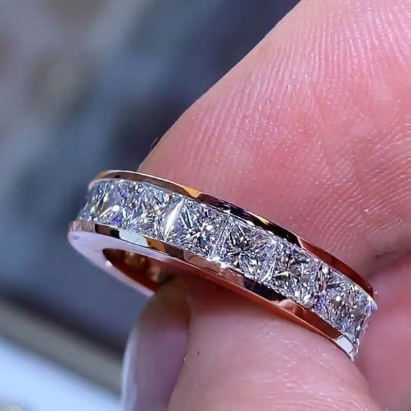 Maren – Anillo de cristal plateado con banda estrecha.