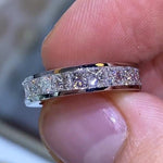 Maren – Anillo de cristal plateado con banda estrecha.