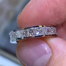 Maren – Anillo de cristal plateado con banda estrecha.