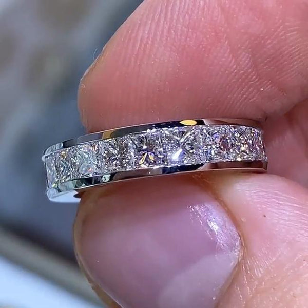 Maren – Anillo de cristal plateado con banda estrecha.