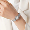Selina – Reloj dorado con diseño ovalado.