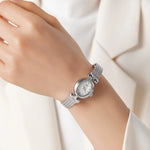 Selina – Reloj dorado con diseño ovalado.