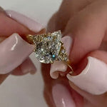 Clarissa – Anillo de diamante con corte de gota en acabado dorado.