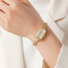 Theresa – Reloj dorado con esfera rectangular.