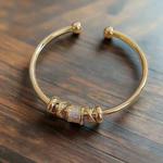 Nina - Pulsera dorada ajustable con charms