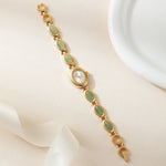 Clara – Reloj dorado con esfera alargada.