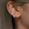 Eva-Marie – Pendientes dorados delicados con forma fluida.