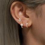 Eva-Marie – Pendientes dorados delicados con forma fluida.