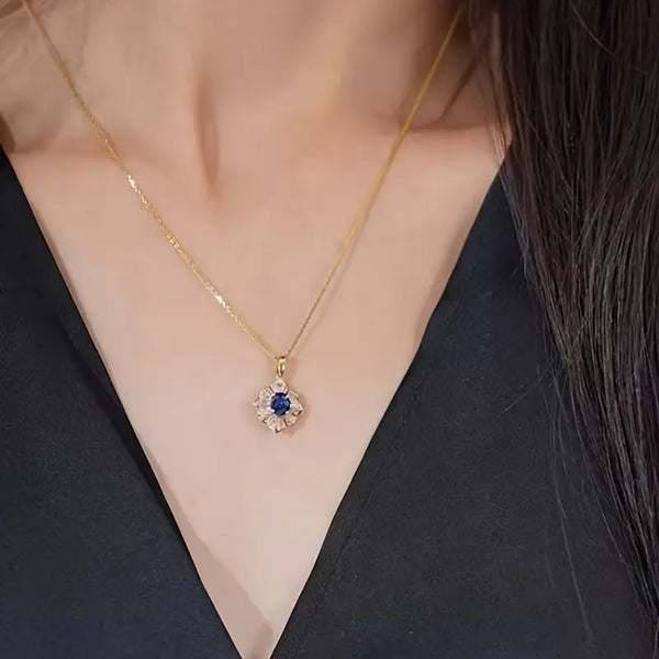 Amélie – Collar con colgante de zafiro facetado.