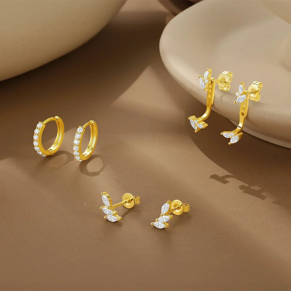 Tereza – Pendientes dorados delicados con una línea clara.