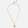 Annika – Collar dorado delicado con colgante cuadrado.