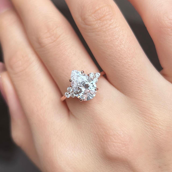 Clarissa – Anillo de diamante con corte de gota en acabado dorado.