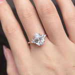 Clarissa – Anillo de diamante con corte de gota en acabado dorado.