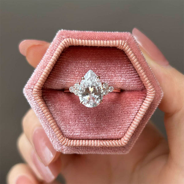 Clarissa – Anillo de diamante con corte de gota en acabado dorado.
