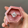 Clarissa – Anillo de diamante con corte de gota en acabado dorado.