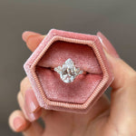 Clarissa – Anillo de diamante con corte de gota en acabado dorado.