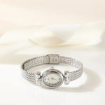 Selina – Reloj dorado con diseño ovalado.