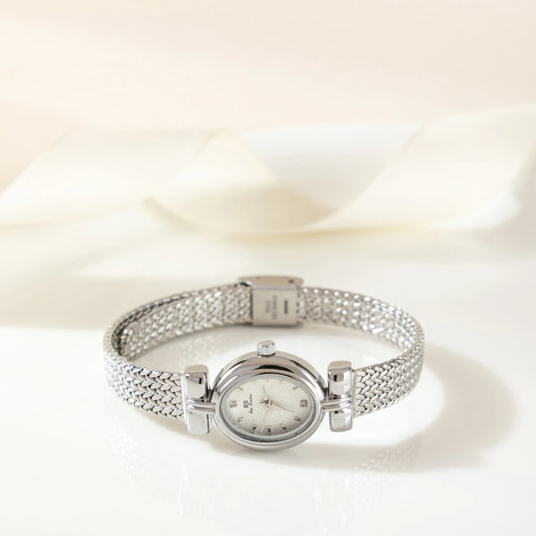 Selina – Reloj dorado con diseño ovalado.